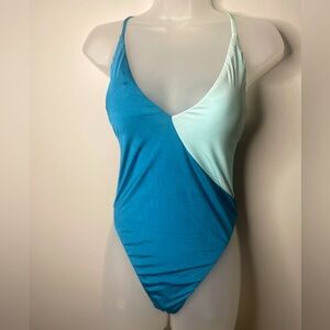 BCBGMAXAZRIA Women's Standard Plunge V-Neck Crossback One Pc Swimsuit, Aqua, 6